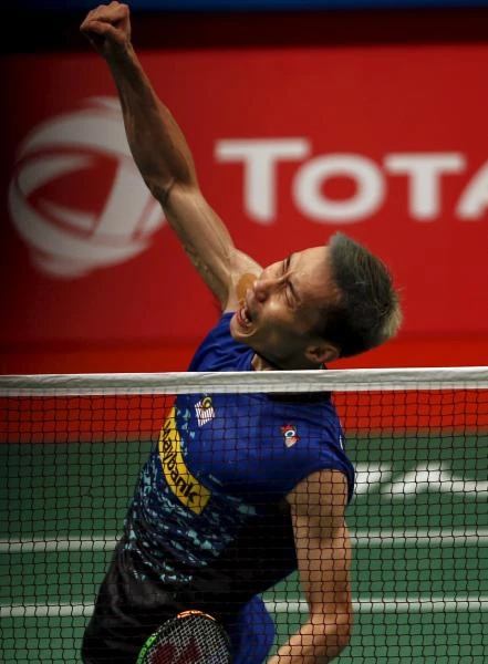 Lee books finals rematch against Chen