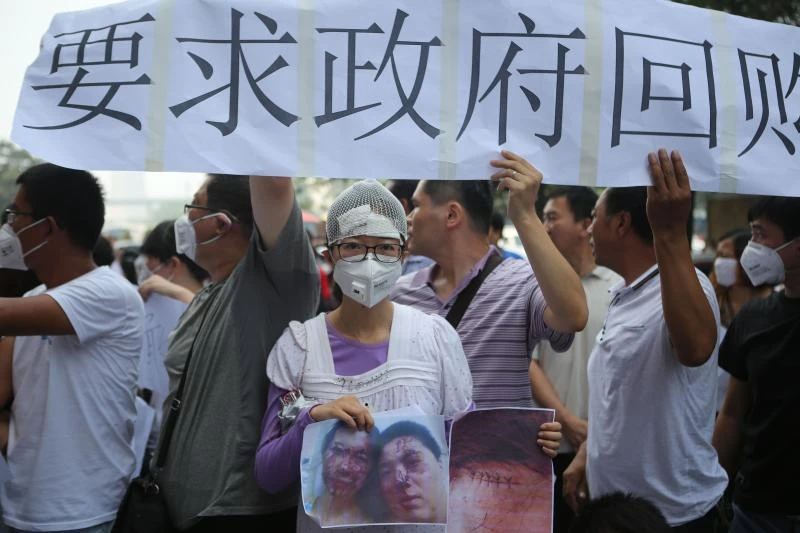 Protesters demand compensation for China blasts amid chemical clean-up
