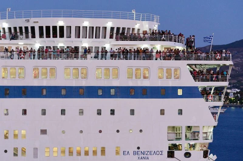 Thousands of Syrians ferried to Greek mainland as islands despair