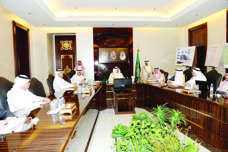Prince Khaled reviews progress of Jeddah mass transit project
