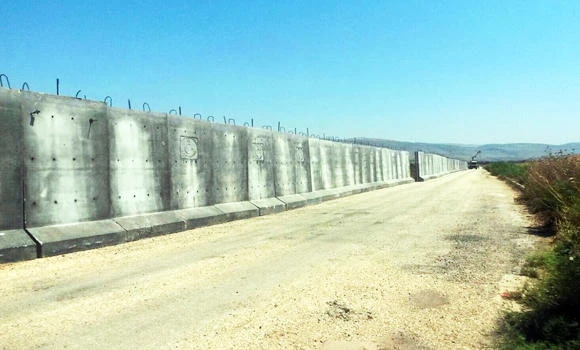 Turkey erects concrete wall along border