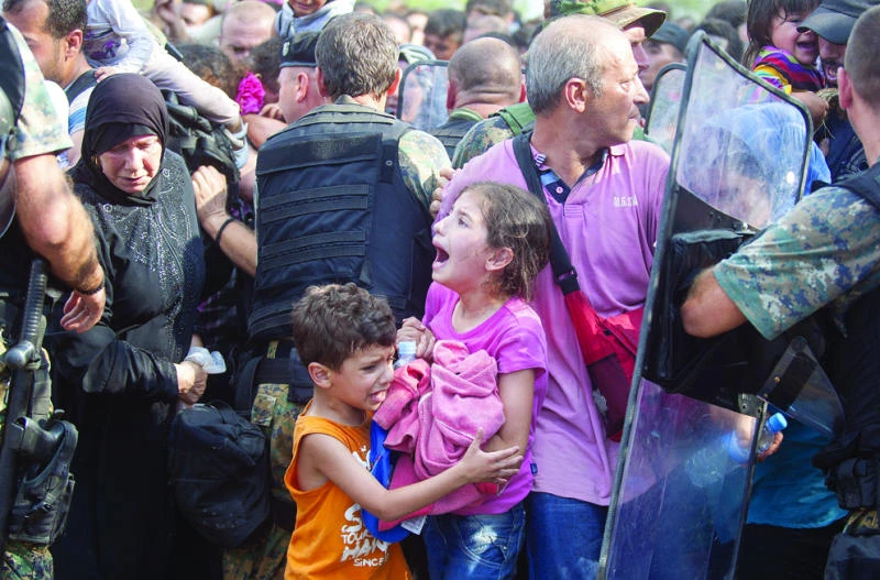 Macedonian troops fire stun grenades at migrants on border