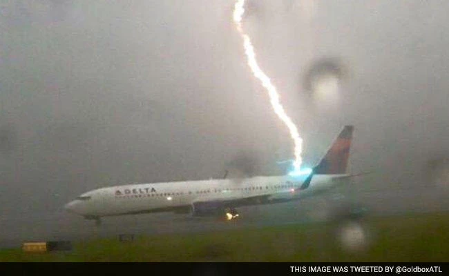 Lightning bolt strikes plane on runway