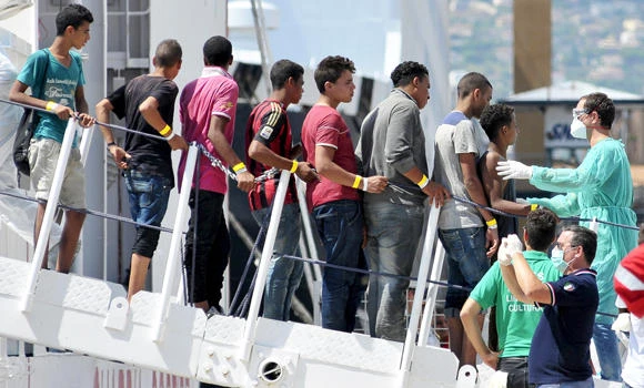 Italy rescues 1,200 migrants, hundreds more in danger