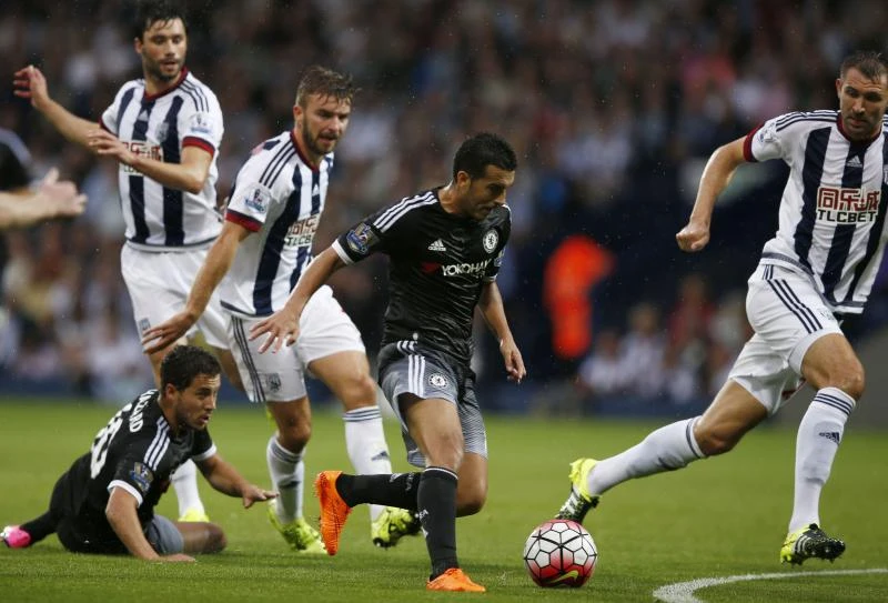 Pedro earns Chelsea win; City reclaims summit