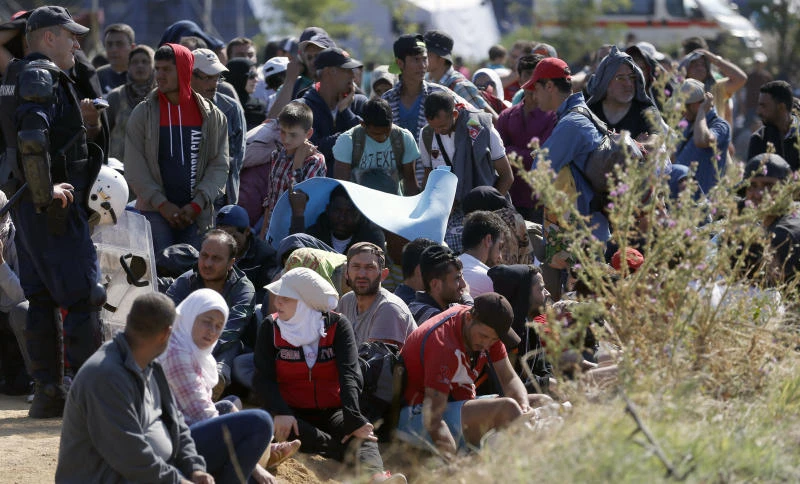 Merkel, Hollande urge ‘unified’ response to EU refugee crisis