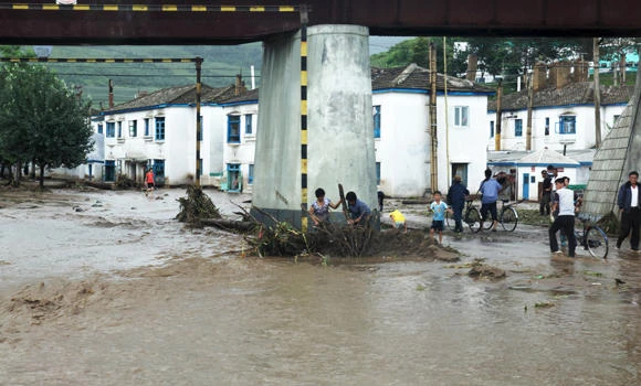 North Korea floods kill 40, strands thousands