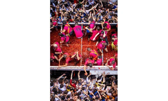 Tomato fiesta paints Spanish streets red