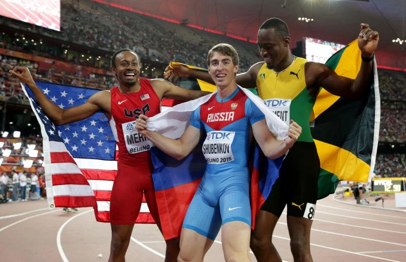 Schippers shifts up a gear to take 200m gold