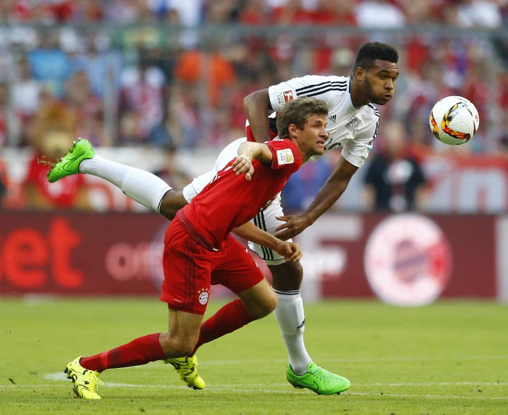 Mueller double helps Bayern go top of Bundesliga