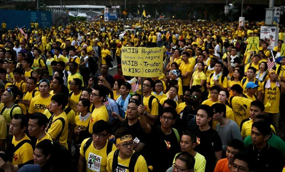 Tens of thousands rally in Malaysia, demand Najib resign