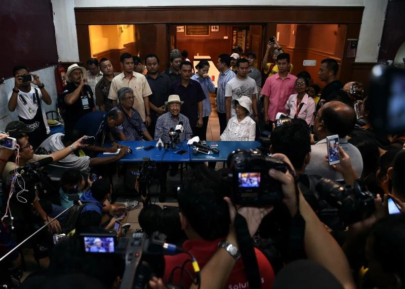 Malaysia’s Mahathir calls for ‘people power’ movement to topple PM