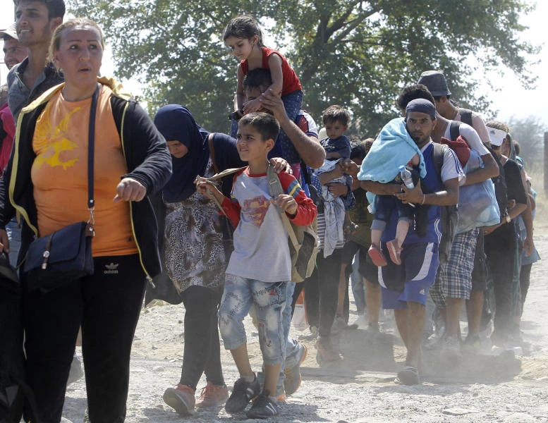 Europe feels pressure as migrant crisis exposes splits