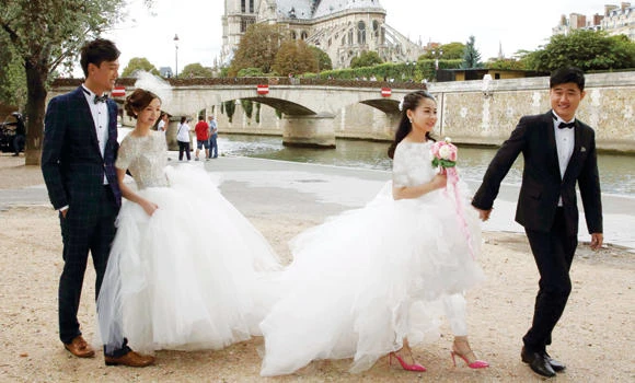 Picture-perfect: Chinese load up on Paris wedding snaps