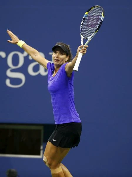 Wozniacki falls, Federer cruises; Hewitt says farewell
