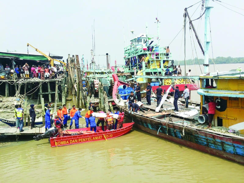 Search ramps up as toll in Malaysia boat tragedy hits 15