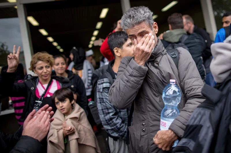 Thousands of refugees arrive in Germany after journey from Hungary