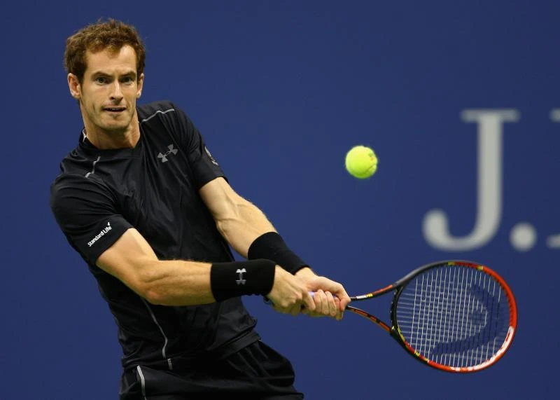 Federer, Murray cruise; Bouchard suffers head injury