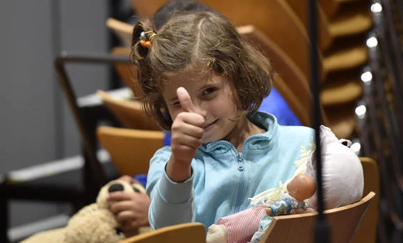 Refugees arrive in Germany to cheers, ‘welcome’ signs