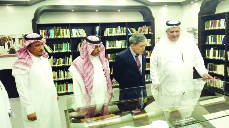 Singapore presents 200 books to King Fahd library