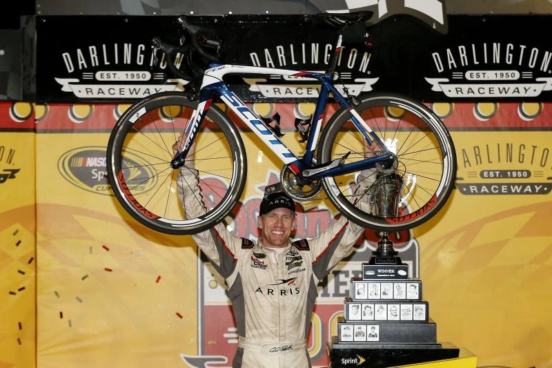 Carl Edwards holds off Hamlin to win Southern 500