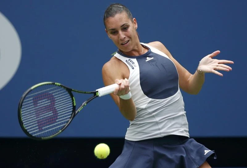Pennetta stuns Halep to reach final