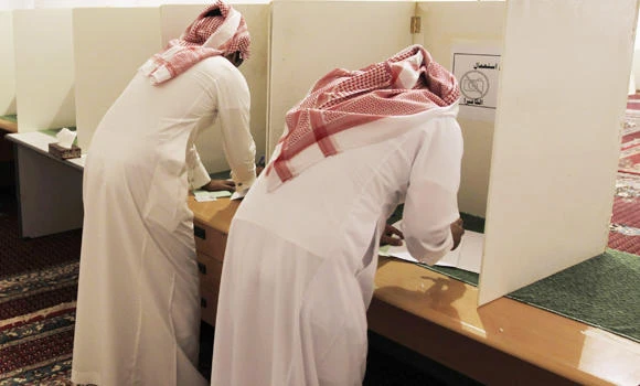 Academics compete with businessmen in municipal elections