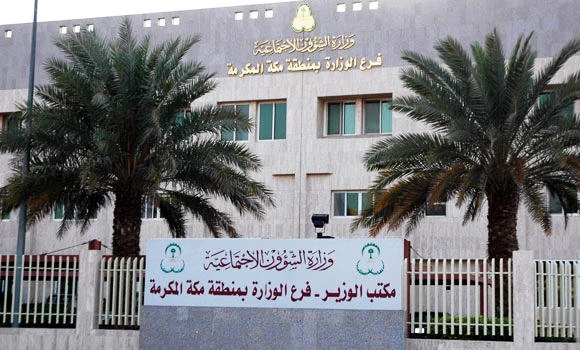 Minister Al-Qasabi assures elderly man of all help