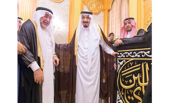 King Salman receives new kiswa