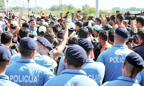 Thousands of refugees flood into Croatia