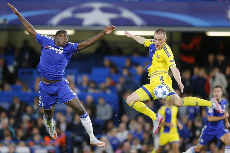 Barcelona draws at Roma; Bayern, Chelsea win openers