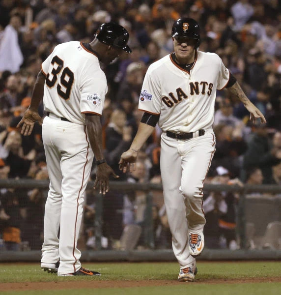 Peavy homers for 1st time in 9 years as Giants top Reds 5-3