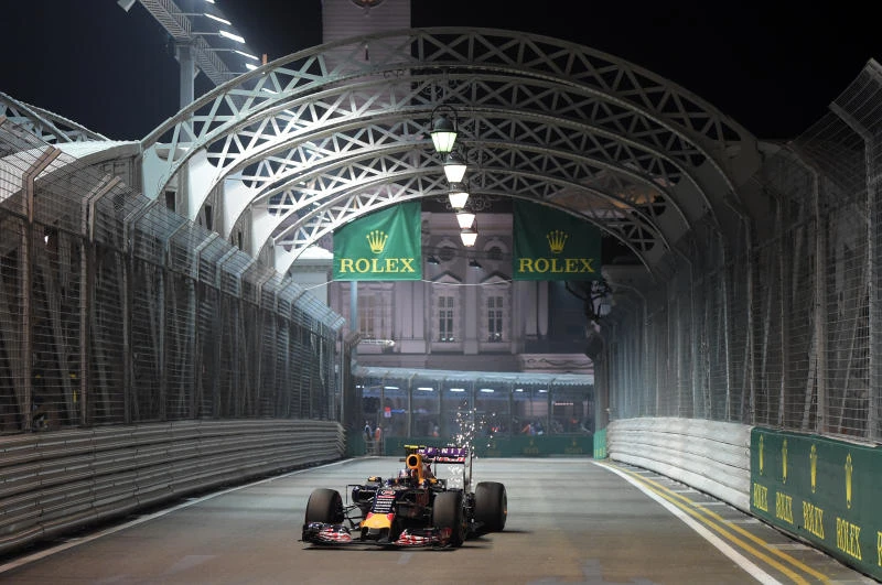 Red Bull, Ferrari take the fight to Hamilton