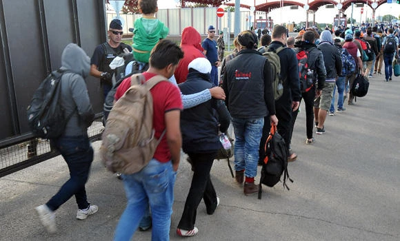 Hungarian army given sweeping powers against migrants