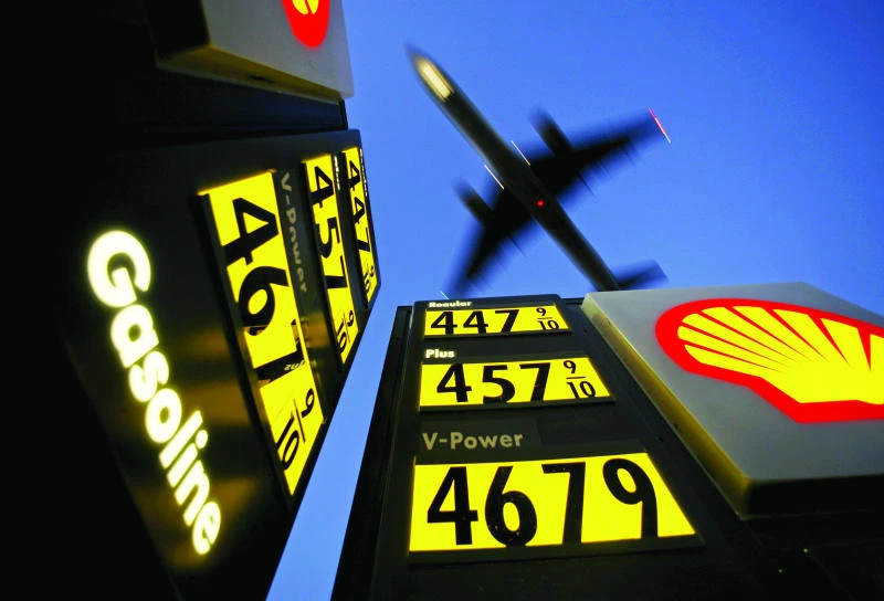 Oil prices edge higher on US GDP data but long-term outlook weak