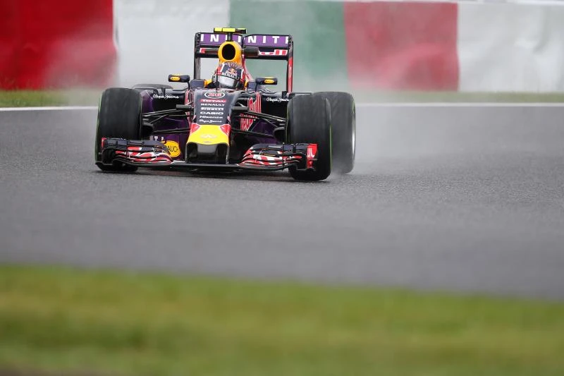 Mercedes show flashes in rain-soaked Japan