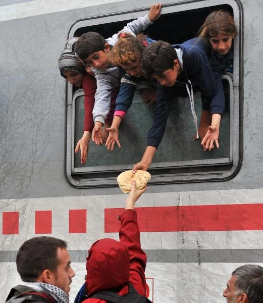 European nations shift to working together on migrant crisis