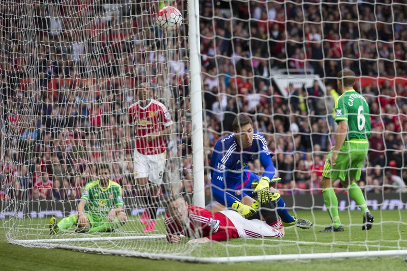 Rooney on target as Man United supplants City at top
