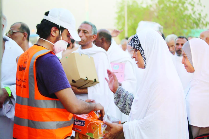 Saudi youth volunteers help ease Haj for pilgrims with cold drinks