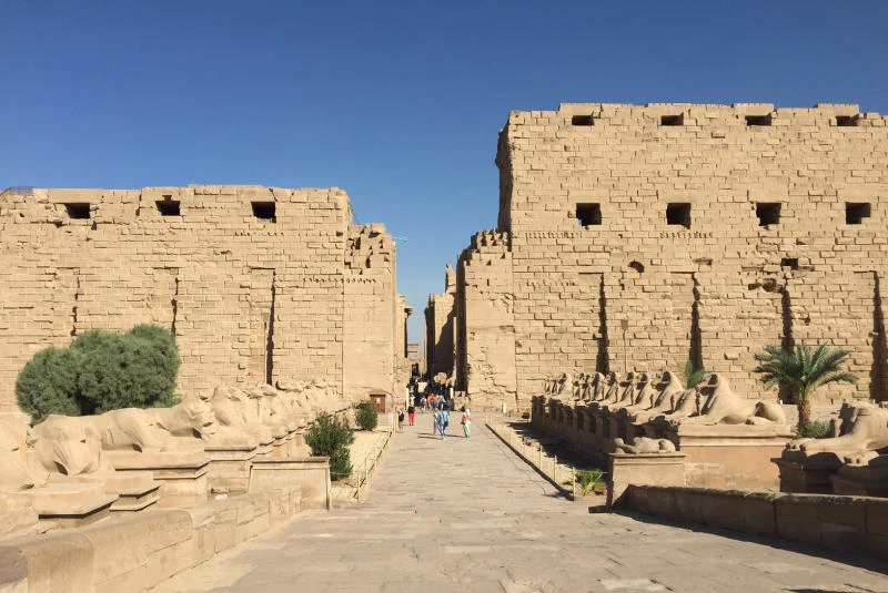 Egypt’s tourism industry hopes for moderate growth in 2015