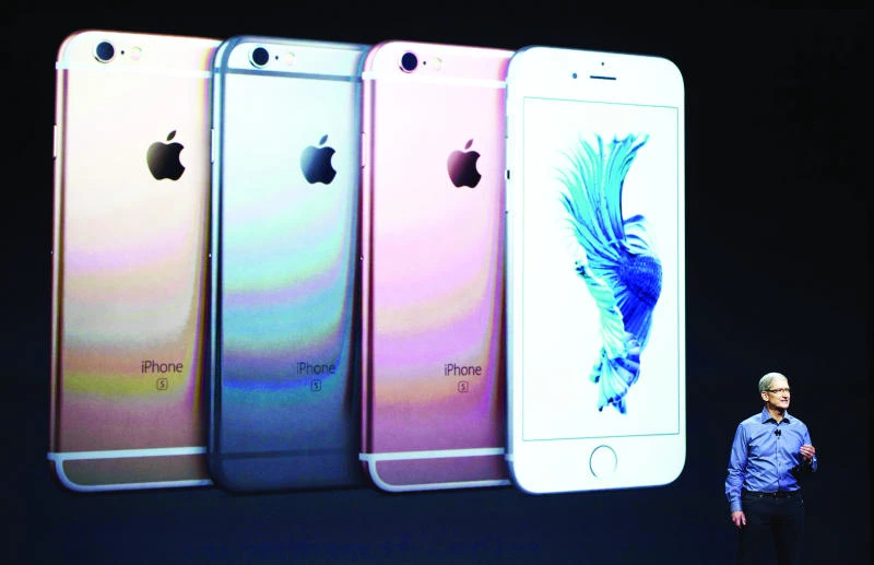 Apple reports record sales of iPhone 6s, 6s Plus