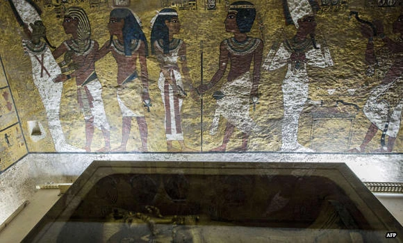 Is Nefertiti resting in tomb of King Tut?