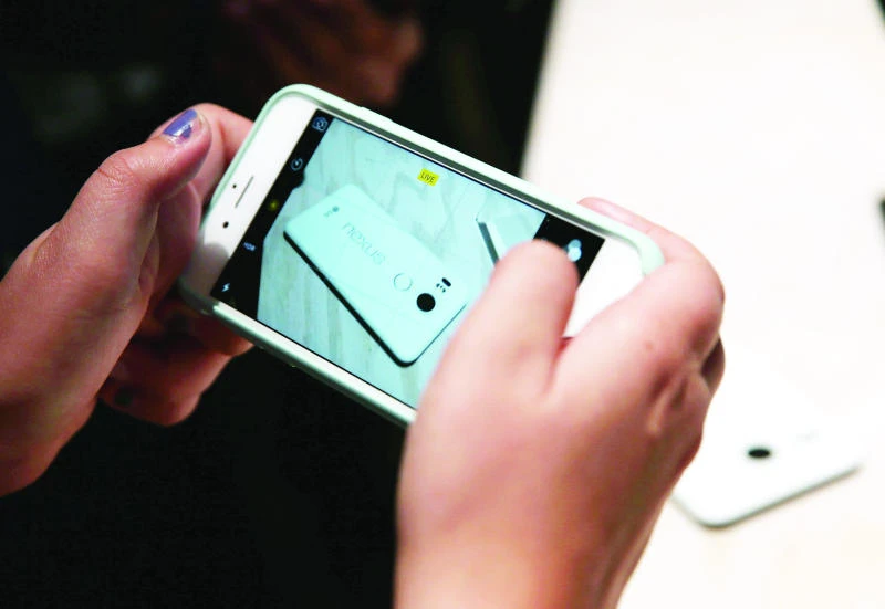 Google counters Apple with Nexus phones, new tablet