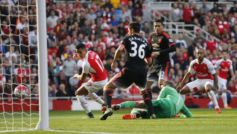 Arsenal shreds Man Utd; Mersey rivals draw