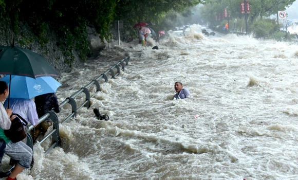 Typhoon roars into south China; 30 missing in Philippines