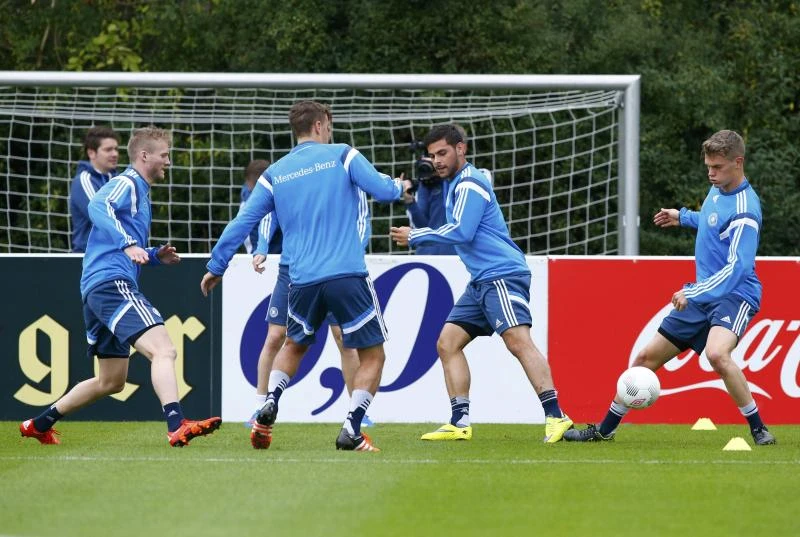 Dutch on verge of missing out on Euro 2016
