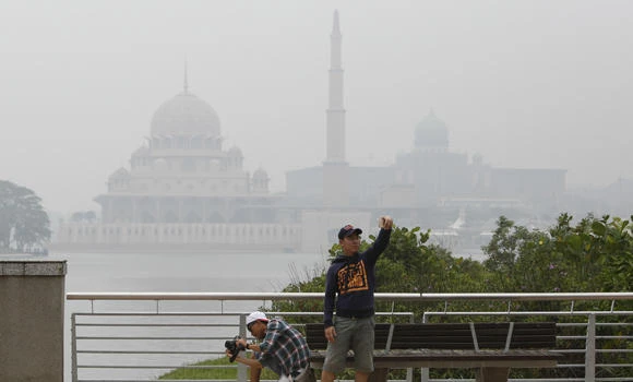 Malaysian PM urges Indonesia
to take action over haze