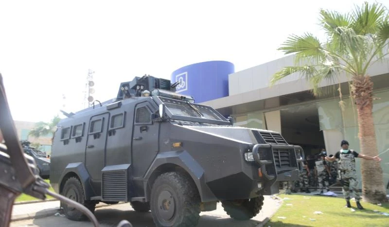 Jazan bank robbery: 2 dead, gunman held