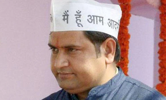 Kejriwal sacks minister over alleged bribe