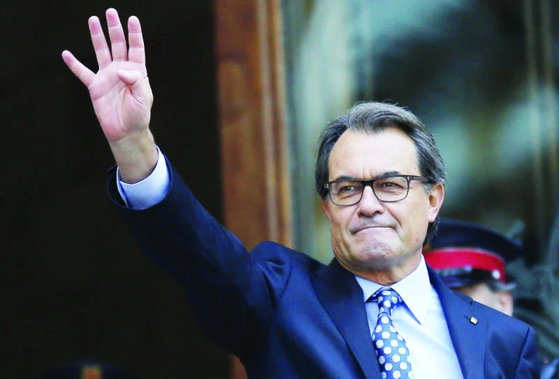 Thousands pledge support to Catalan president